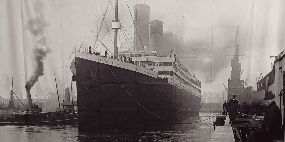 A black and white image of the ship Titanic in harbour
