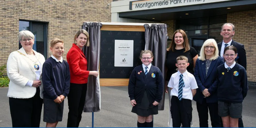 Minister formally opens Montgomerie Park Primary with pupils and Councillors